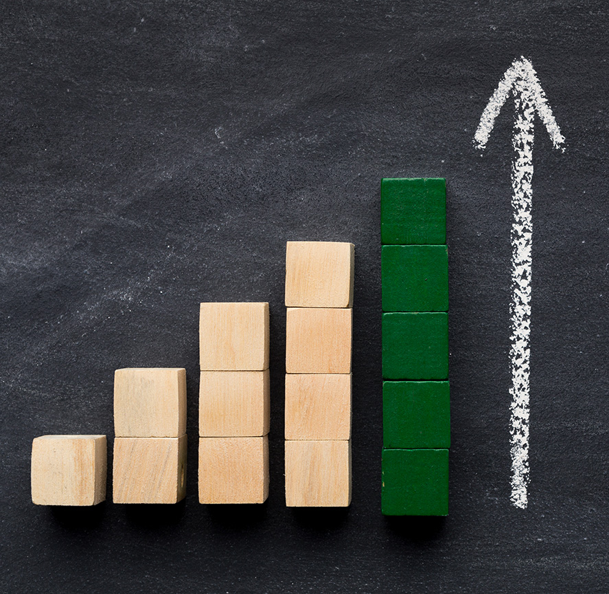 Business homme mains en train de taper sur le clavier d'un mac book : gestion en entreprise