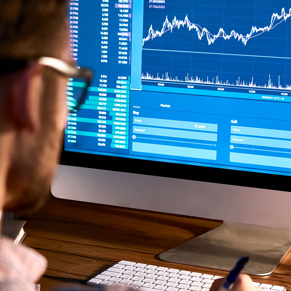 Business homme mains en train de taper sur le clavier d'un mac book : gestion en entreprise