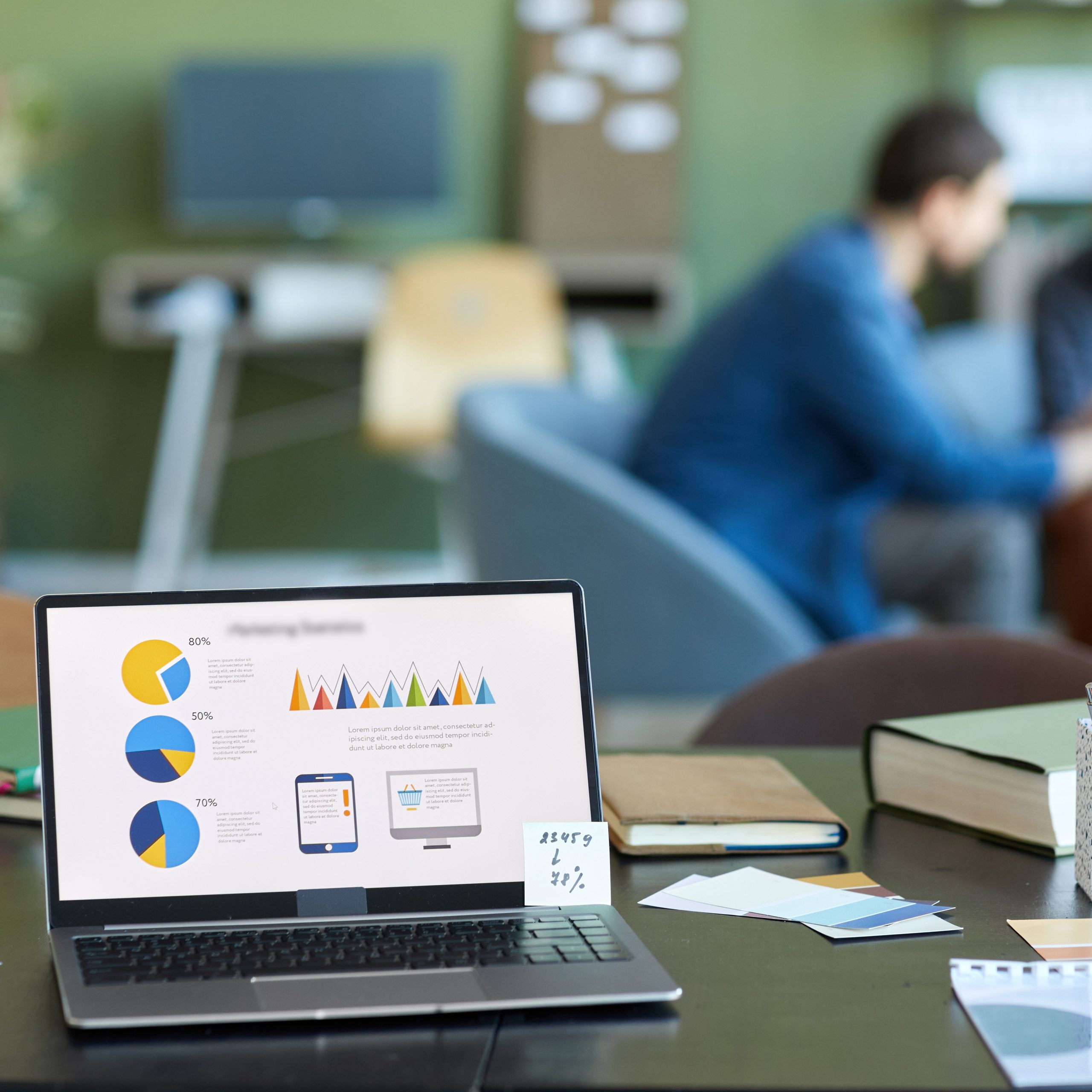 Business homme mains en train de taper sur le clavier d'un mac book : gestion en entreprise